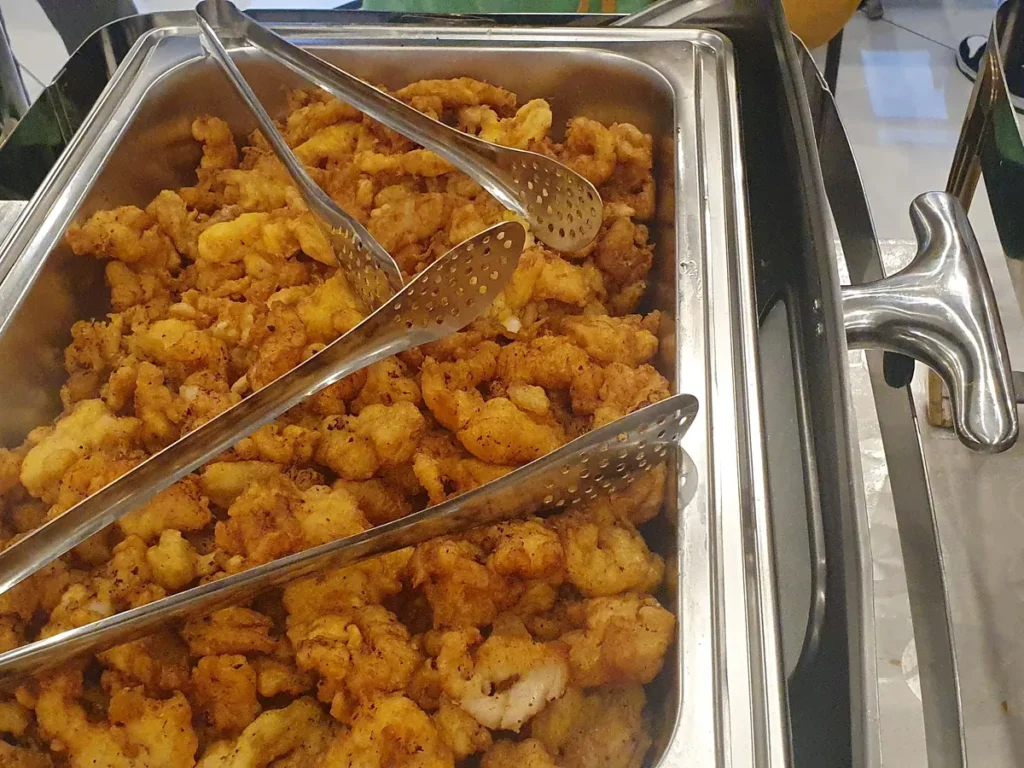 필리핀 세부 SMEAG엔칸토 식사 바삭한 새우튀김 배식