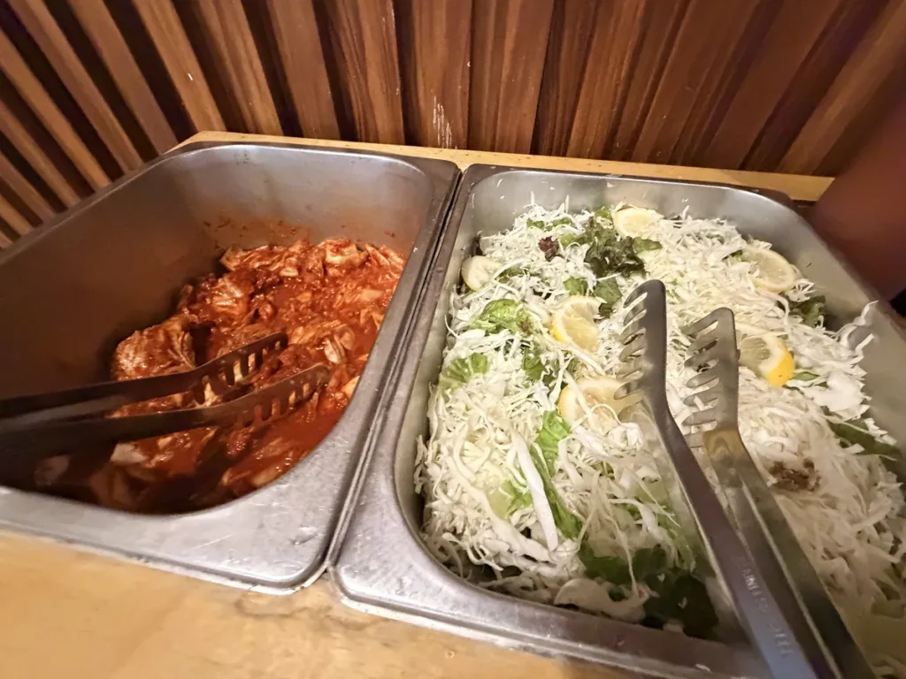 필리핀 세부 SMEAG엔칸토 식사 김치와 양배추 샐러드