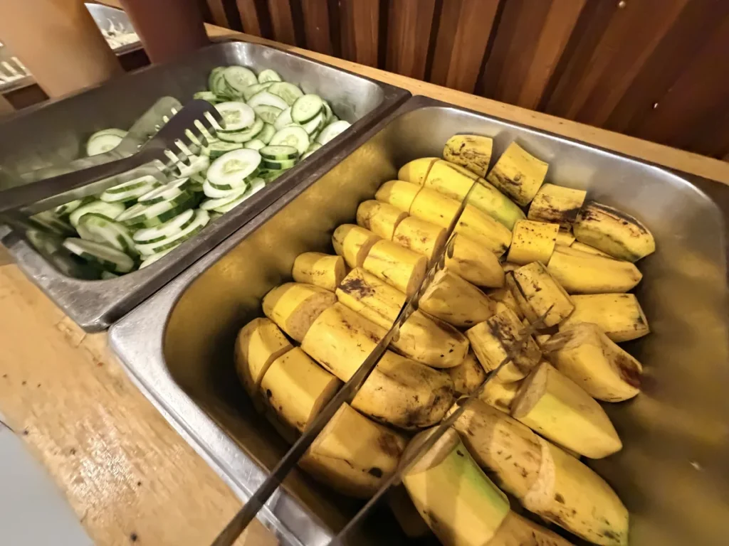 필리핀 세부 SMEAG엔칸토 식사 오이무침과 바나나