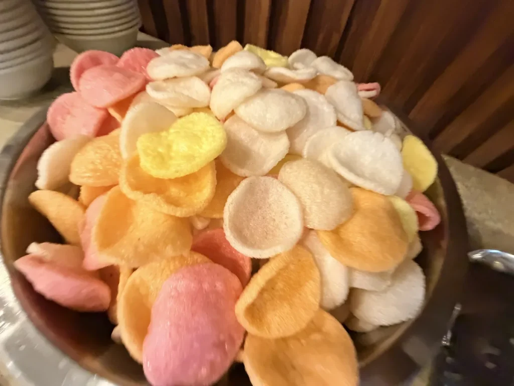 필리핀 세부 SMEAG엔칸토 식사 색색의 새우깡 칩