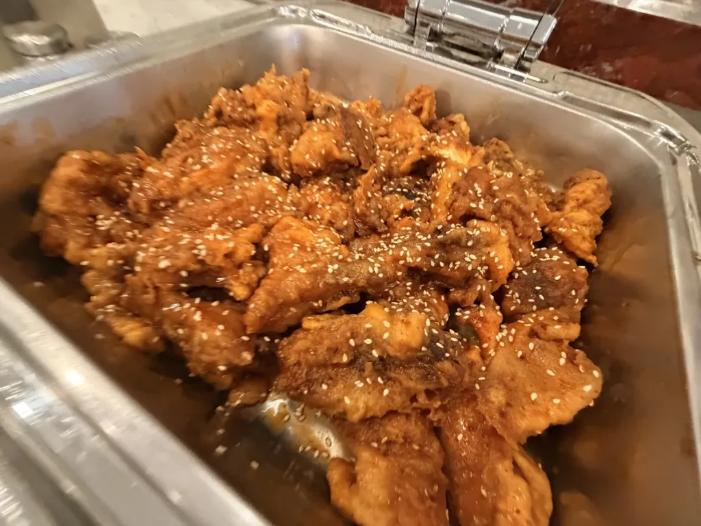 필리핀 세부 SMEAG엔칸토 식사 깨 뿌린 매콤 닭볶음