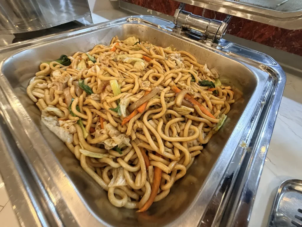 필리핀 세부 SMEAG엔칸토 식사 야채 볶음 우동면