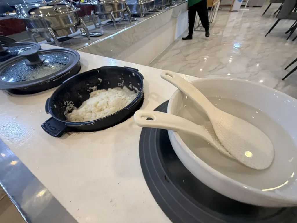 필리핀 세부 SMEAG엔칸토 식사 밥솥과 주걱 비치