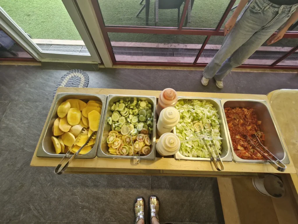 필리핀 세부 SMEAG엔칸토 식사 단무지·오이·김치 반찬