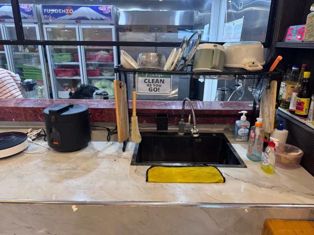 필리핀 세부 SMEAG엔칸토 공용주방 싱크대와 세척 코너