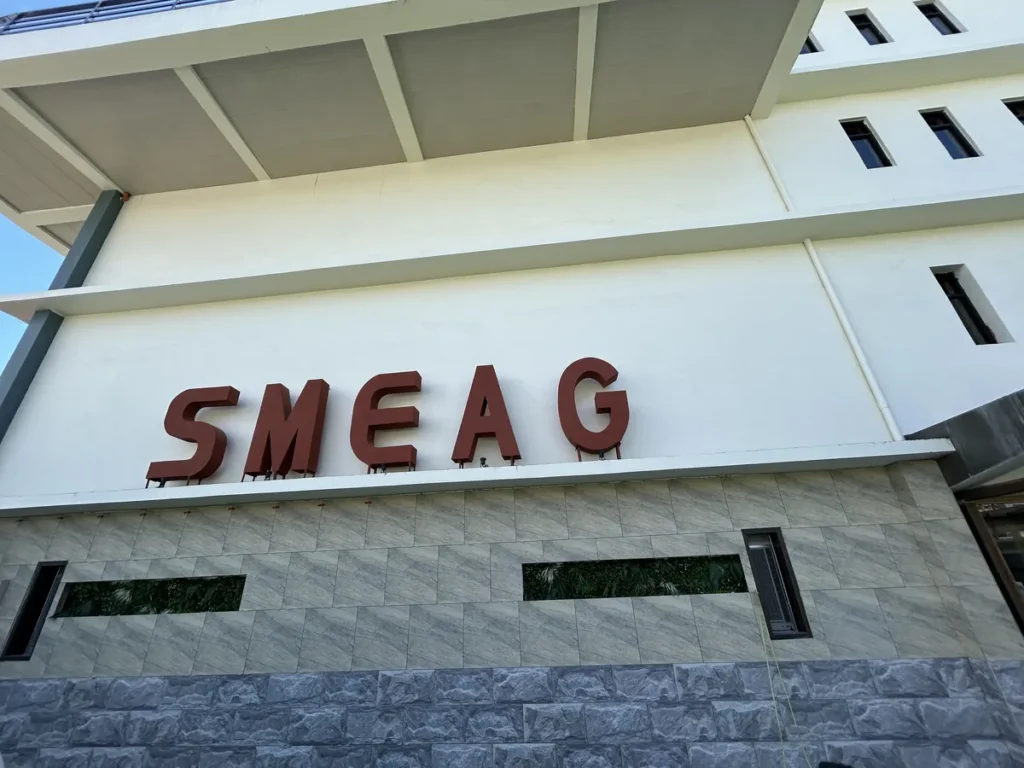 필리핀 세부 SMEAG엔칸토 학원전경 붉은색 SMEAG 입체 간판