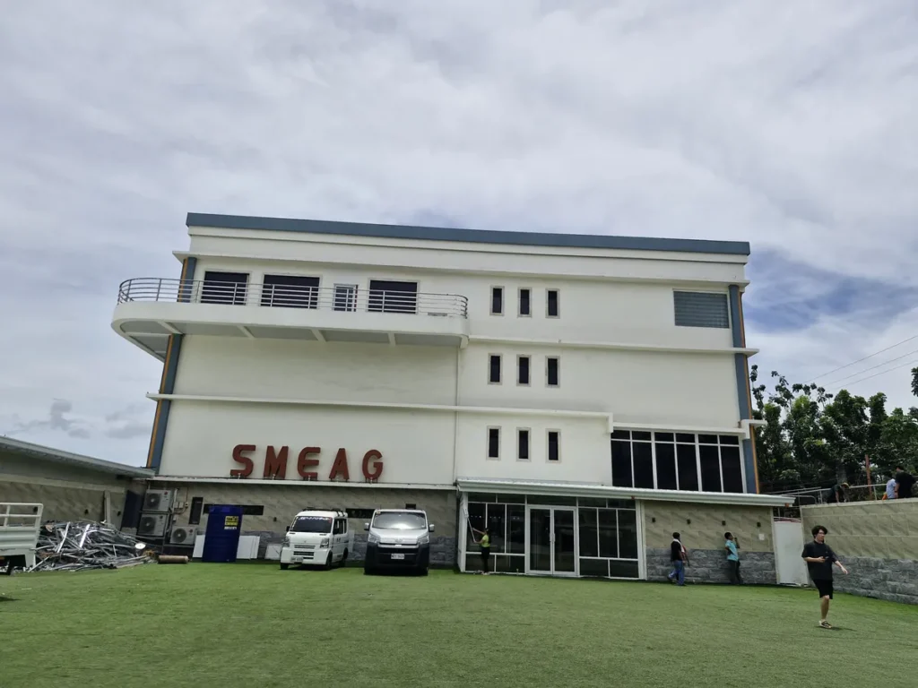 필리핀 세부 SMEAG엔칸토 학원전경 잔디밭에서 본 본관 외관