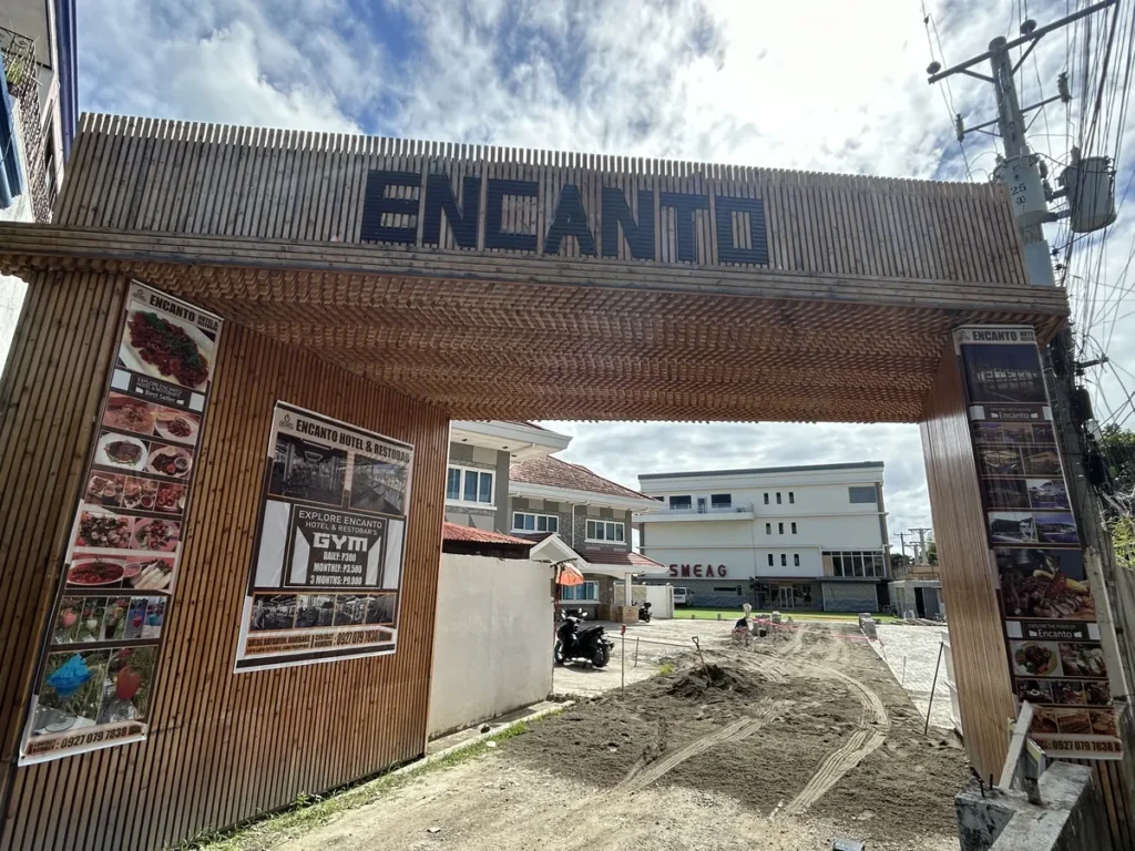 필리핀 세부 SMEAG엔칸토 학원전경 ENCANTO 목재 출입 게이트