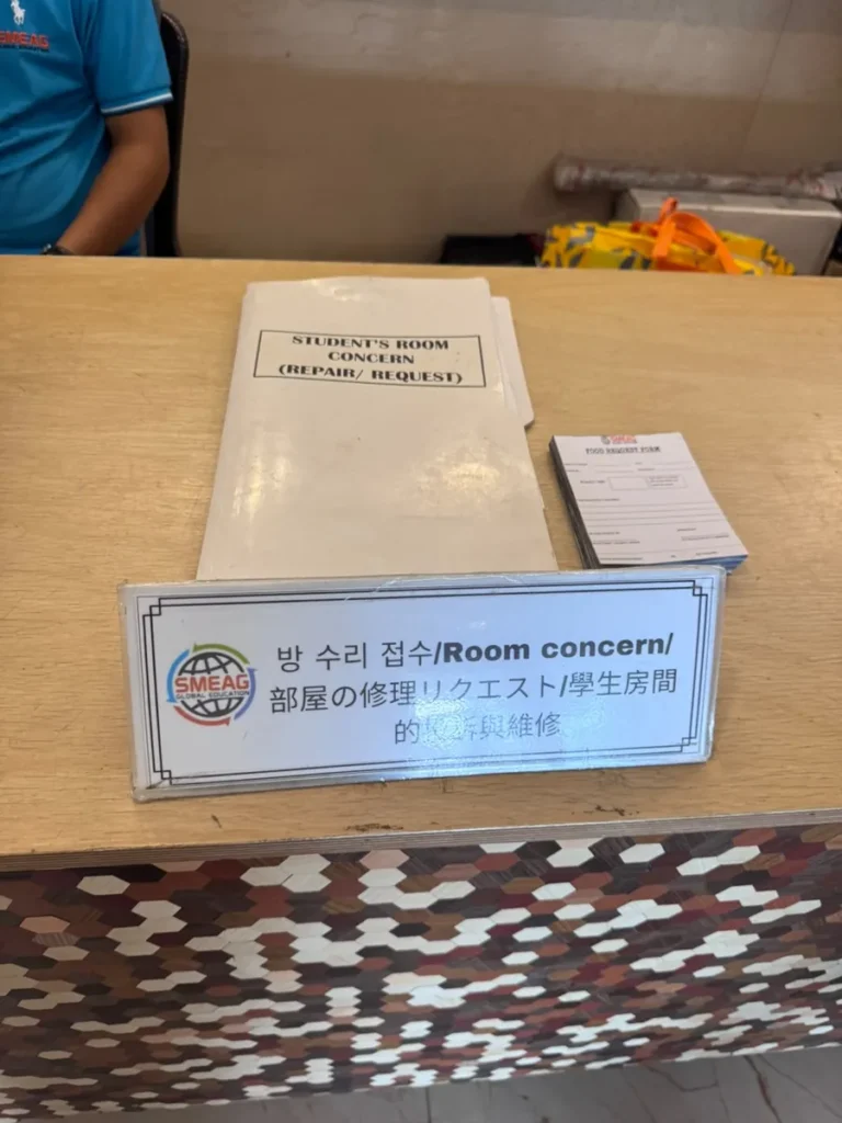 필리핀 세부 SMEAG엔칸토 입구로비 방 수리 접수 안내 표지판