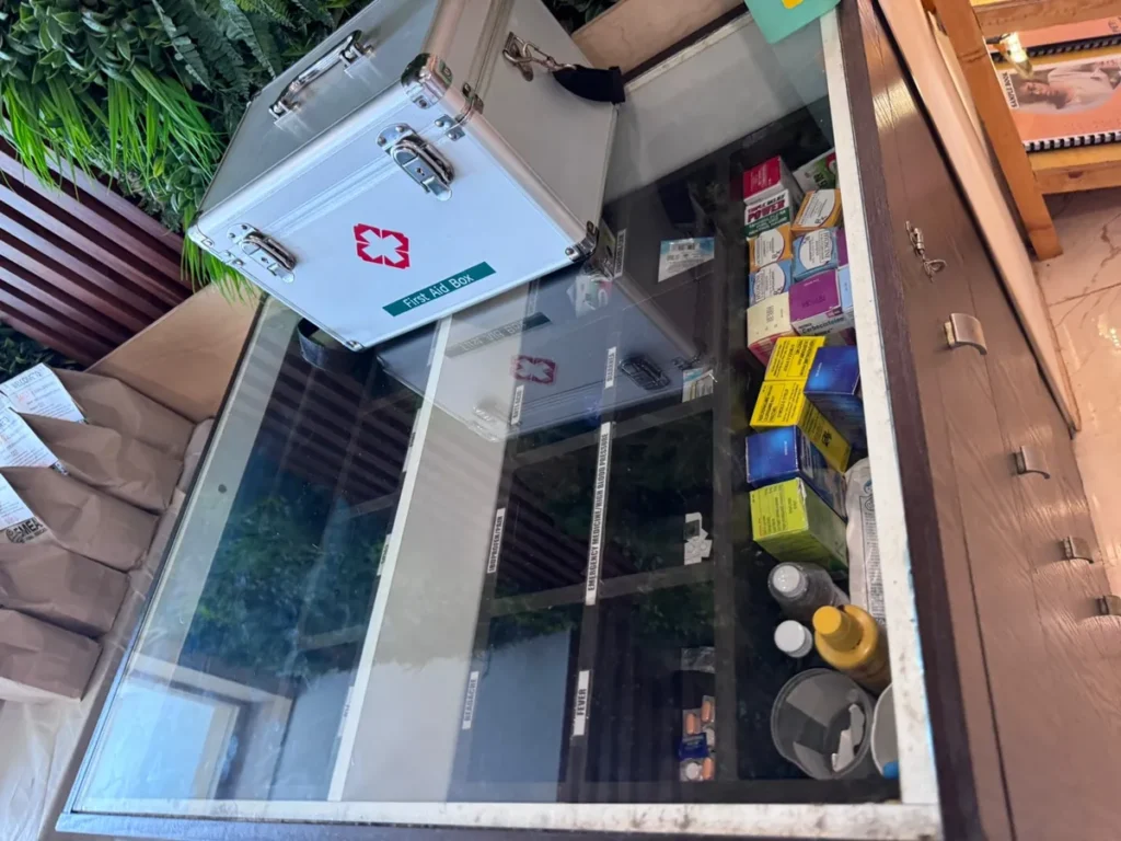 필리핀 세부 SMEAG엔칸토 입구로비 유리 진열장 속 구급상자
