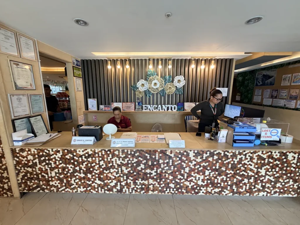 필리핀 세부 SMEAG엔칸토 입구로비 ENCANTO 프런트 데스크 직원