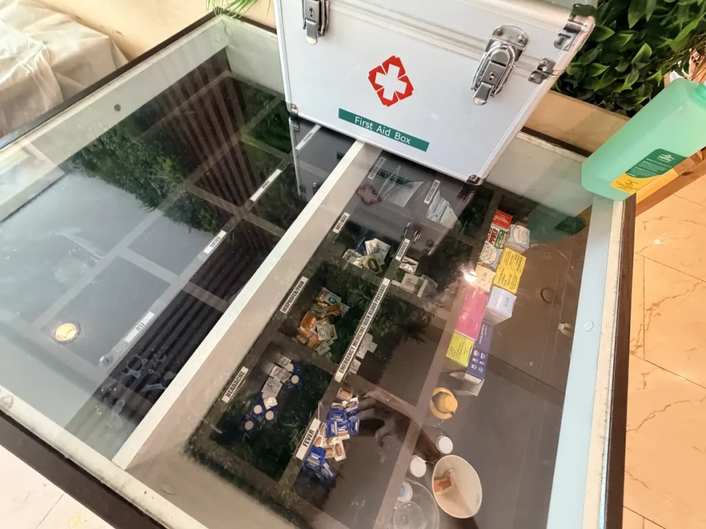 필리핀 세부 SMEAG엔칸토 입구로비 유리장 속 비치된 구급상자