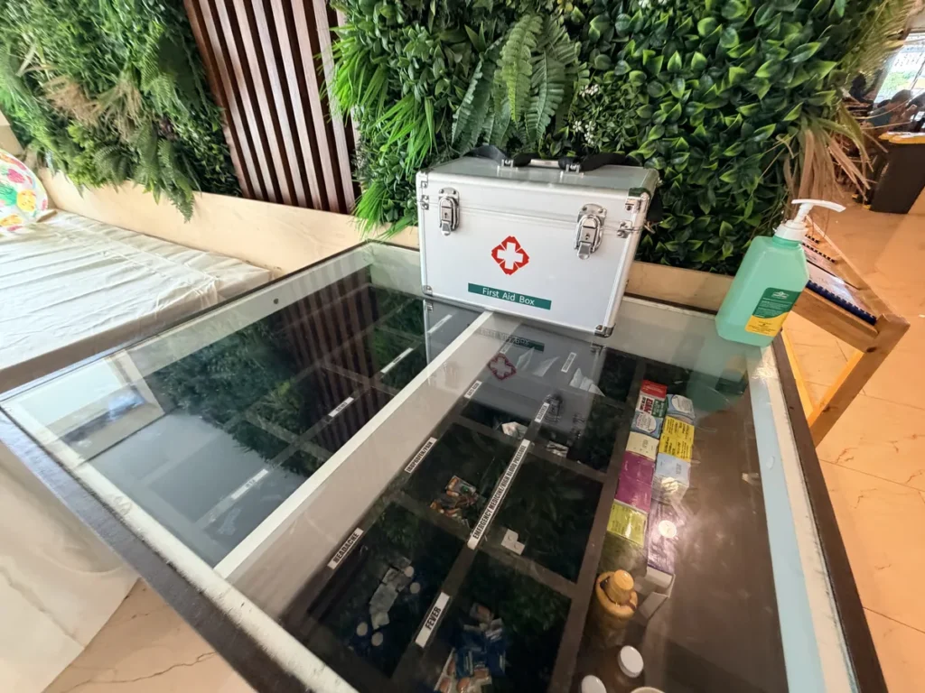 필리핀 세부 SMEAG엔칸토 입구로비 그린월 옆 구급상자 진열대