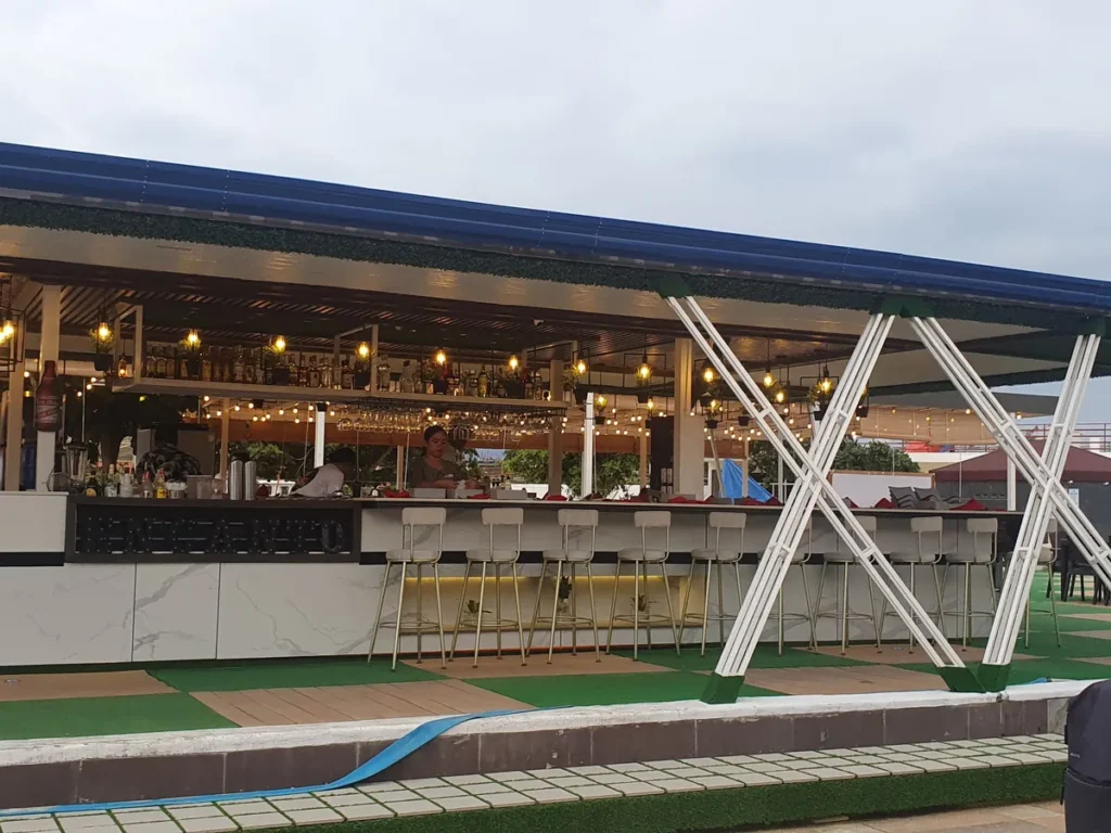 필리핀 세부 SMEAG엔칸토 내부전경 야외 바 카운터와 조명