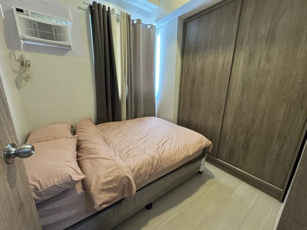 필리핀 세부 EDUTALK어학원 기숙사 옷장과 더블침대가 있는 투베드룸 침실
