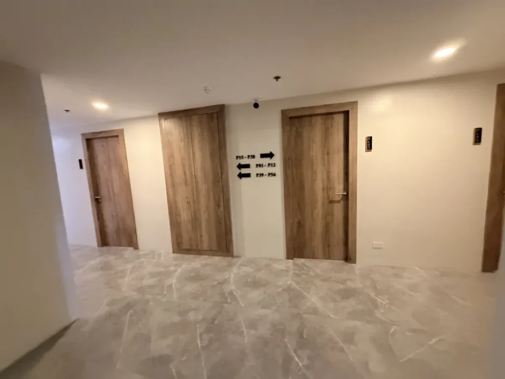 필리핀 세부 EDUTALK어학원 기숙사 객실문과 방향 안내판이 있는 복도