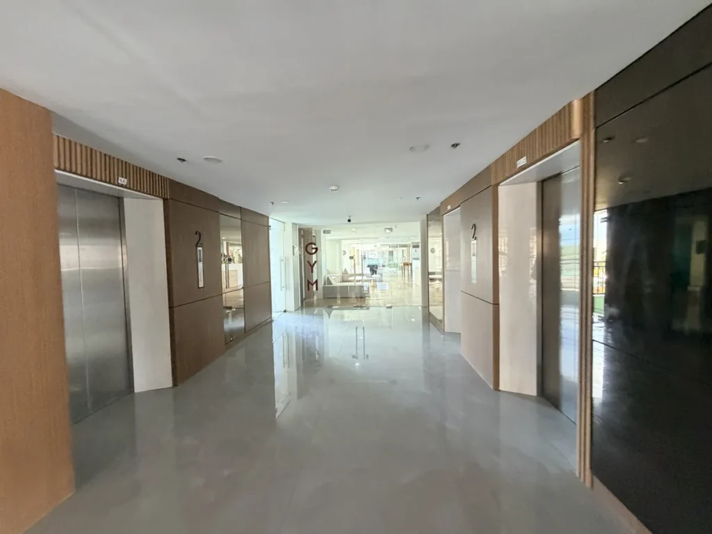 필리핀 세부 EDUTALK어학원 기숙사 엘리베이터와 헬스장 안내가 있는 복도