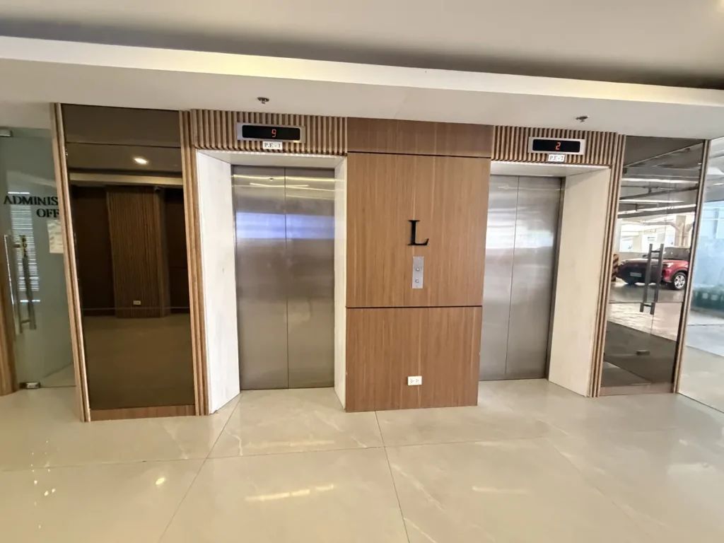 필리핀 세부 EDUTALK어학원 기숙사 엘리베이터 두 대가 있는 로비
