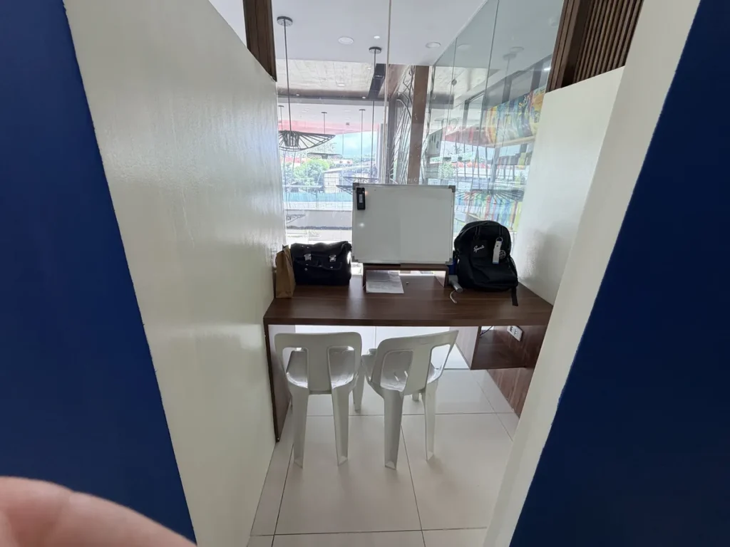 필리핀 세부 EDUTALK어학원 1대1 화이트보드와 책상이 있는 수업실