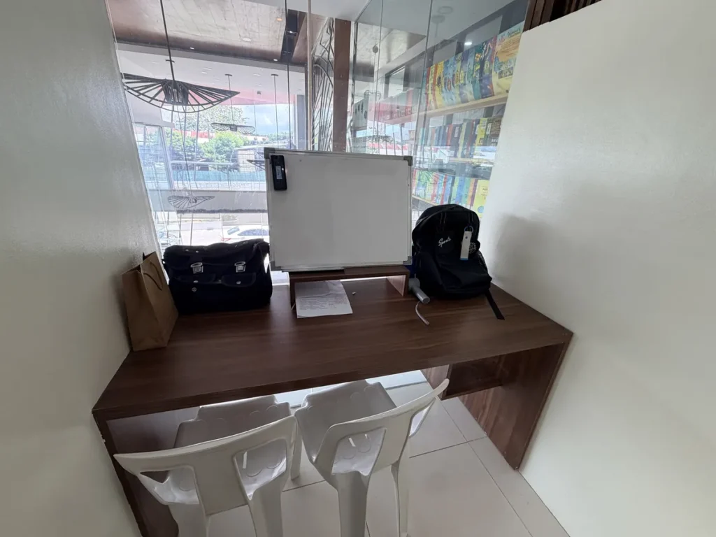 필리핀 세부 EDUTALK어학원 1대1 통창과 책상이 있는 밝은 수업실