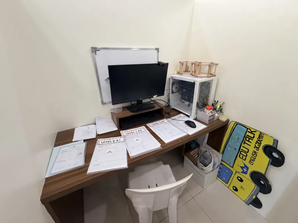 필리핀 세부 EDUTALK어학원 1대1 모니터와 학습지가 놓인 화상수업 책상
