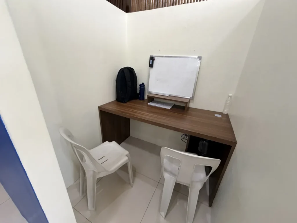 필리핀 세부 EDUTALK어학원 1대1 화이트보드와 책상 의자가 있는 수업실