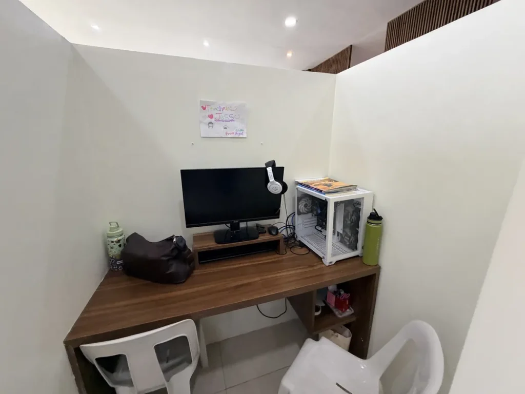 필리핀 세부 EDUTALK어학원 1대1 모니터와 헤드폰이 놓인 화상수업실
