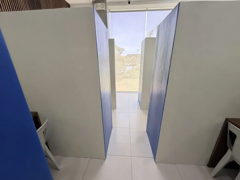 필리핀 세부 EDUTALK어학원 야외 창가 칸막이 부스로 된 1대1 수업 공간
