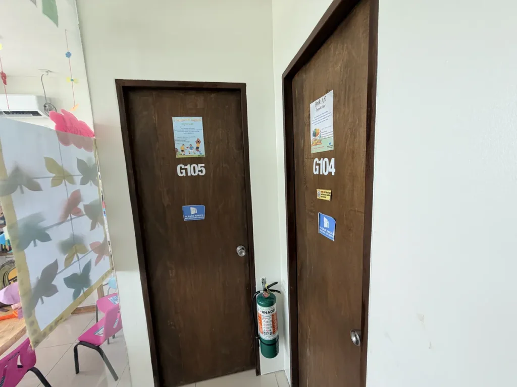 필리핀 세부 EDUTALK어학원 그룹 두 개 객실문이 나란한 수업실 입구