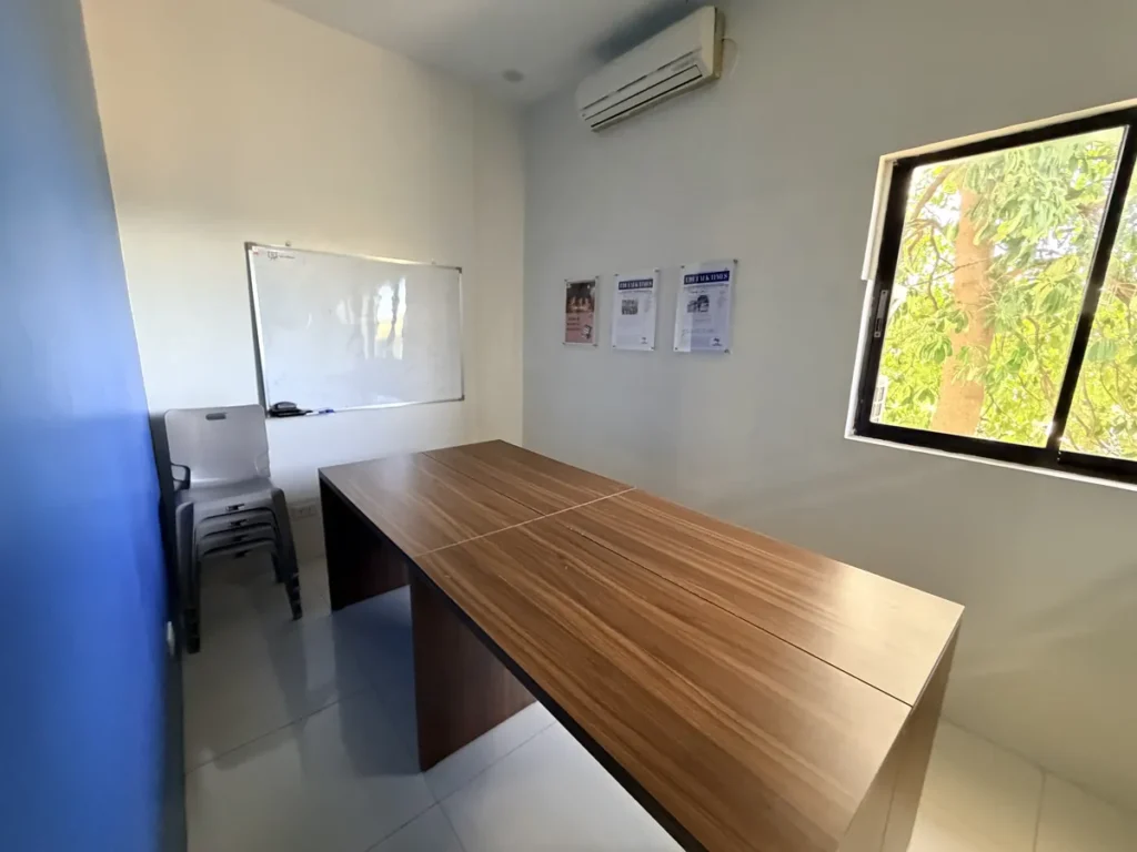 필리핀 세부 EDUTALK어학원 그룹 화이트보드와 원목 테이블이 있는 수업실