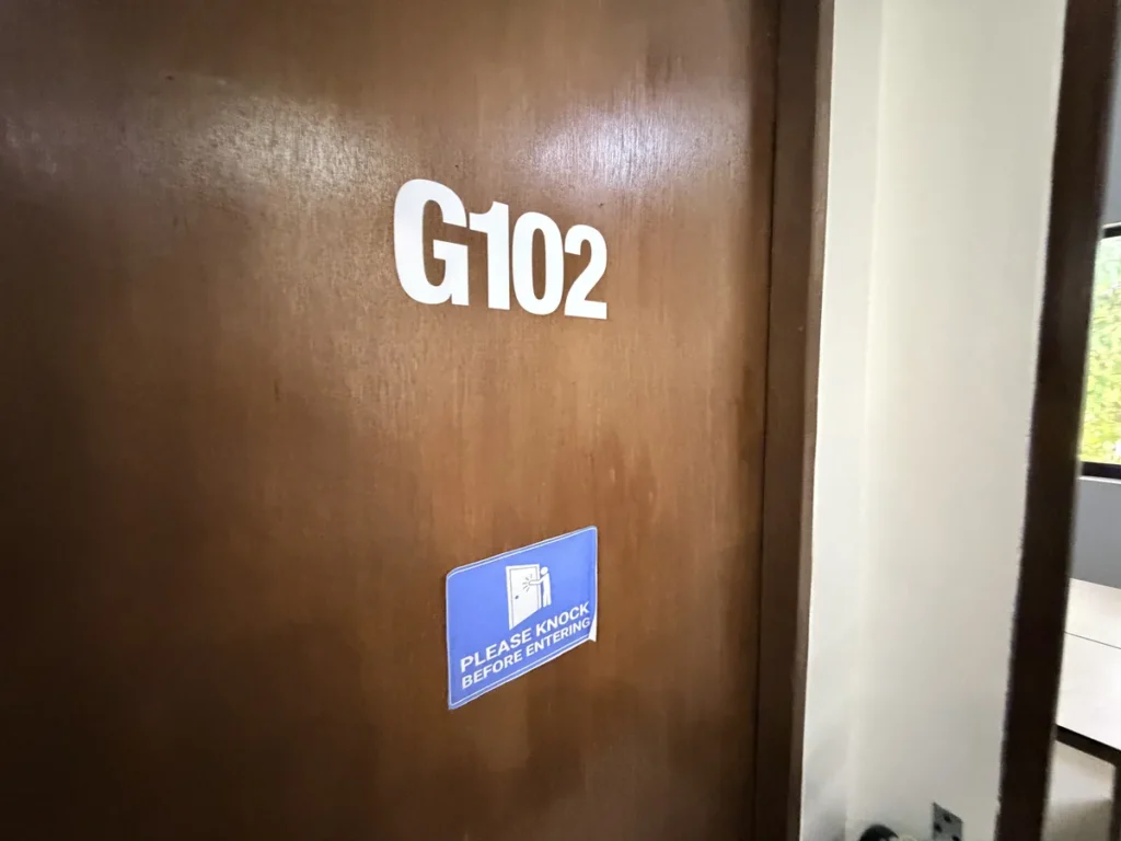 필리핀 세부 EDUTALK어학원 그룹 노크 안내가 붙은 원목 객실문