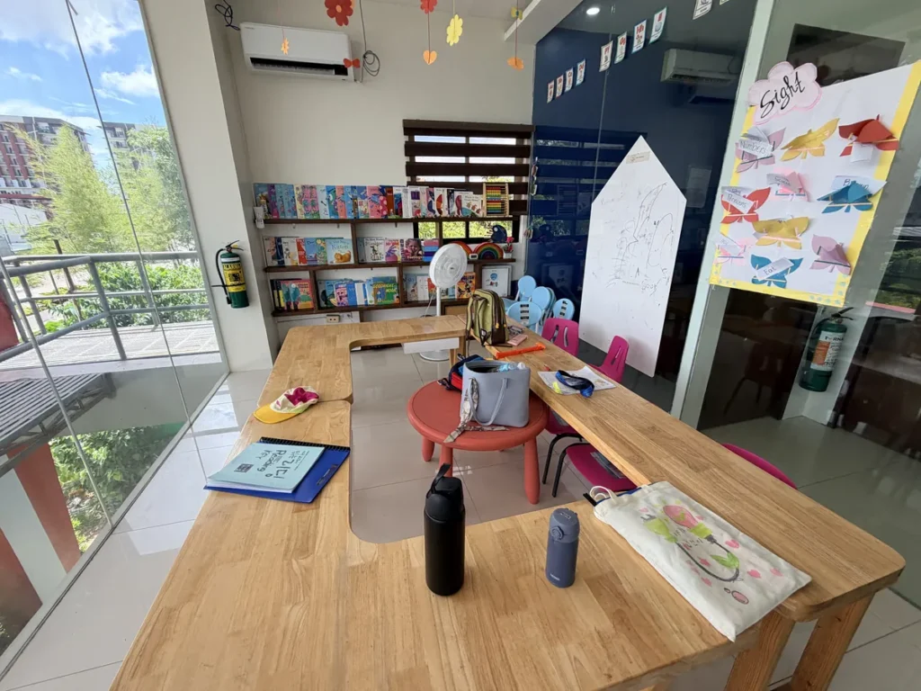 필리핀 세부 EDUTALK어학원 키즈방 원목 테이블과 그림책장이 있는 교실
