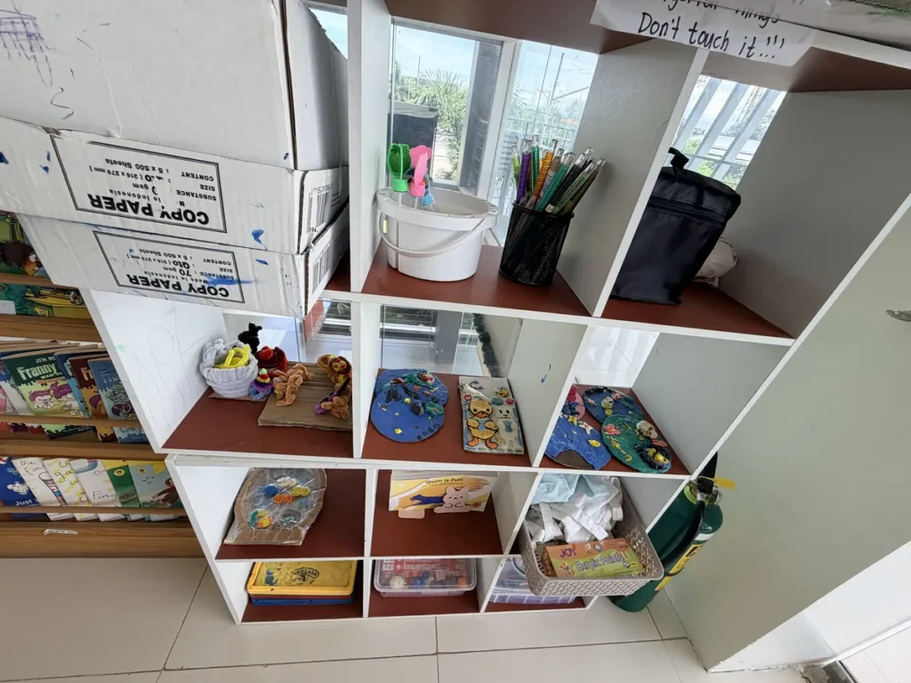 필리핀 세부 EDUTALK어학원 교구가 정리된 진열장이 있는 수업동 복도