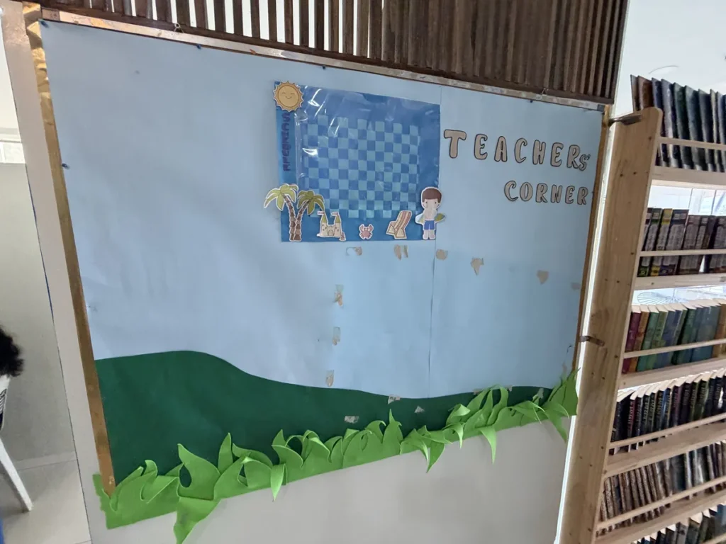 필리핀 세부 EDUTALK어학원 교사 코너 게시판이 있는 수업실 복도