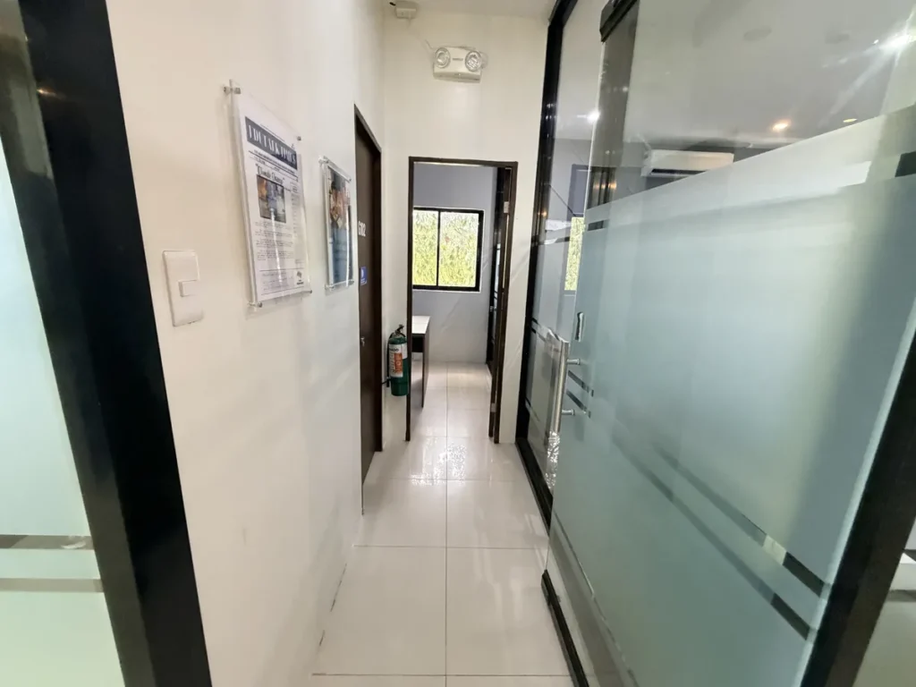 필리핀 세부 EDUTALK어학원 창밖이 보이는 좁은 수업실 복도