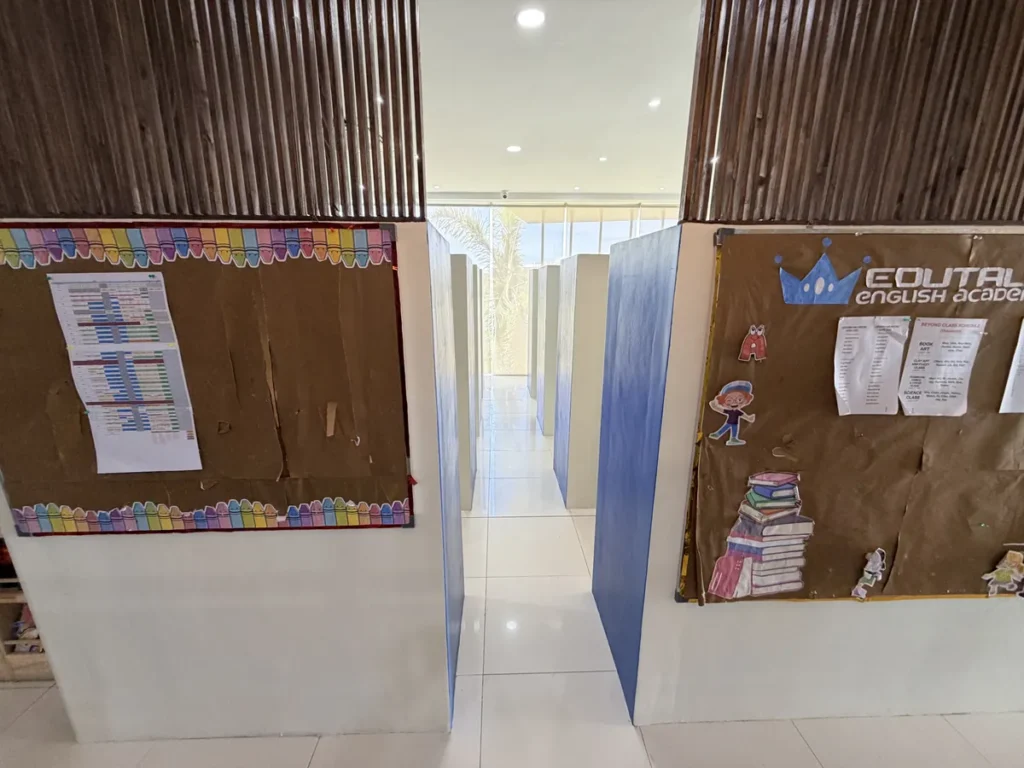필리핀 세부 EDUTALK어학원 게시판과 칸막이 수업 부스가 있는 복도