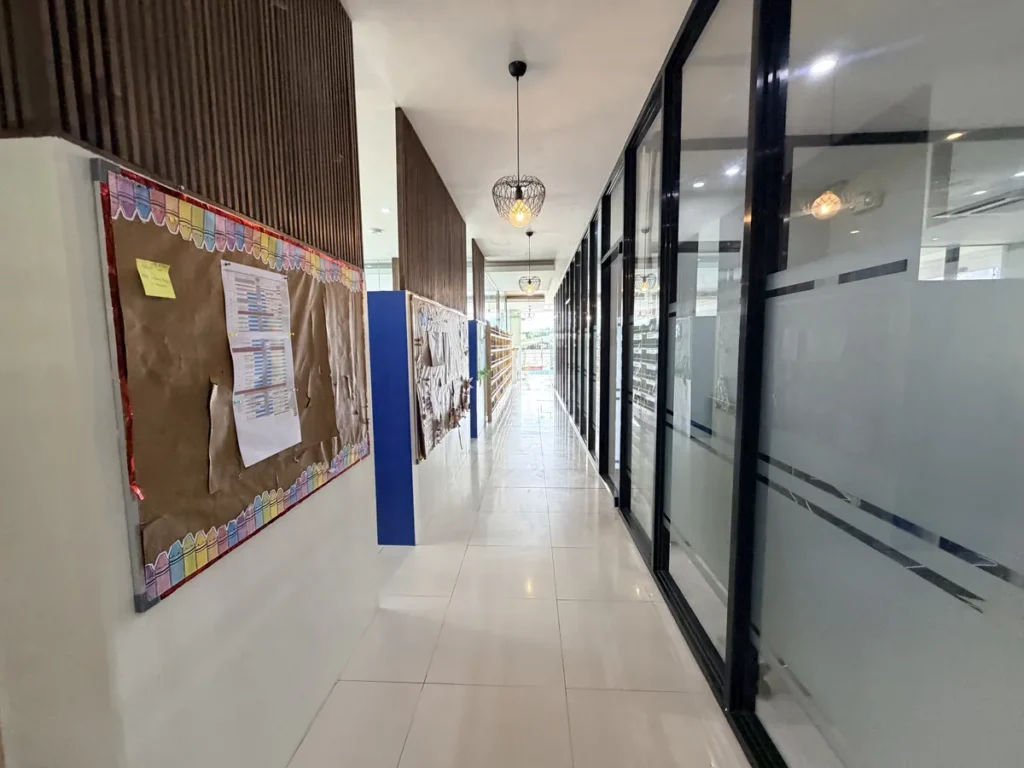필리핀 세부 EDUTALK어학원 게시판과 유리 칸막이가 있는 수업실 복도