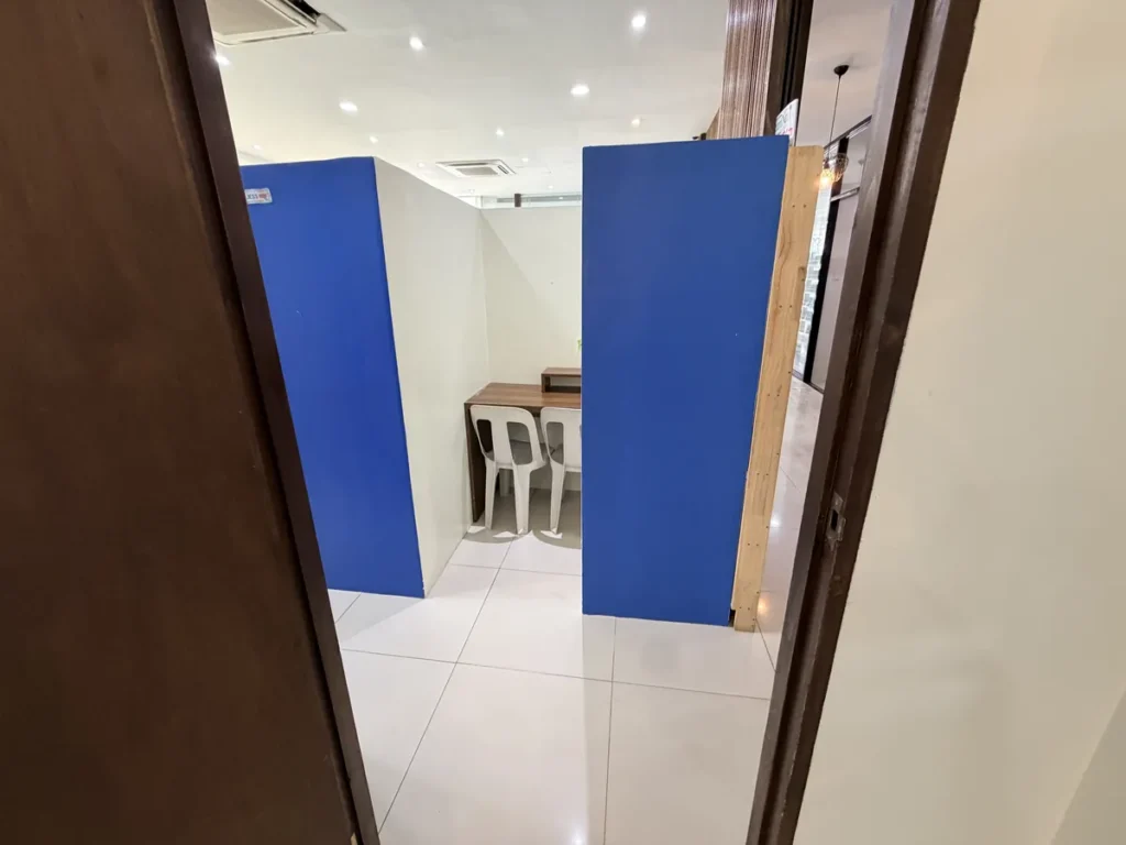 필리핀 세부 EDUTALK어학원 파란 칸막이로 나뉜 1대1 수업 부스 입구
