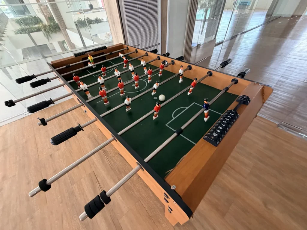 필리핀 세부 EDUTALK어학원 게임시설 창가에 놓인 테이블 풋볼 게임기