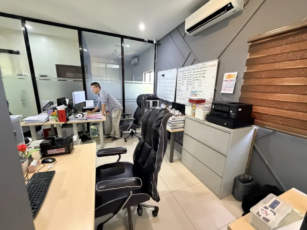 필리핀 세부 EDUTALK어학원 오피스 직원이 근무하는 사무 공간