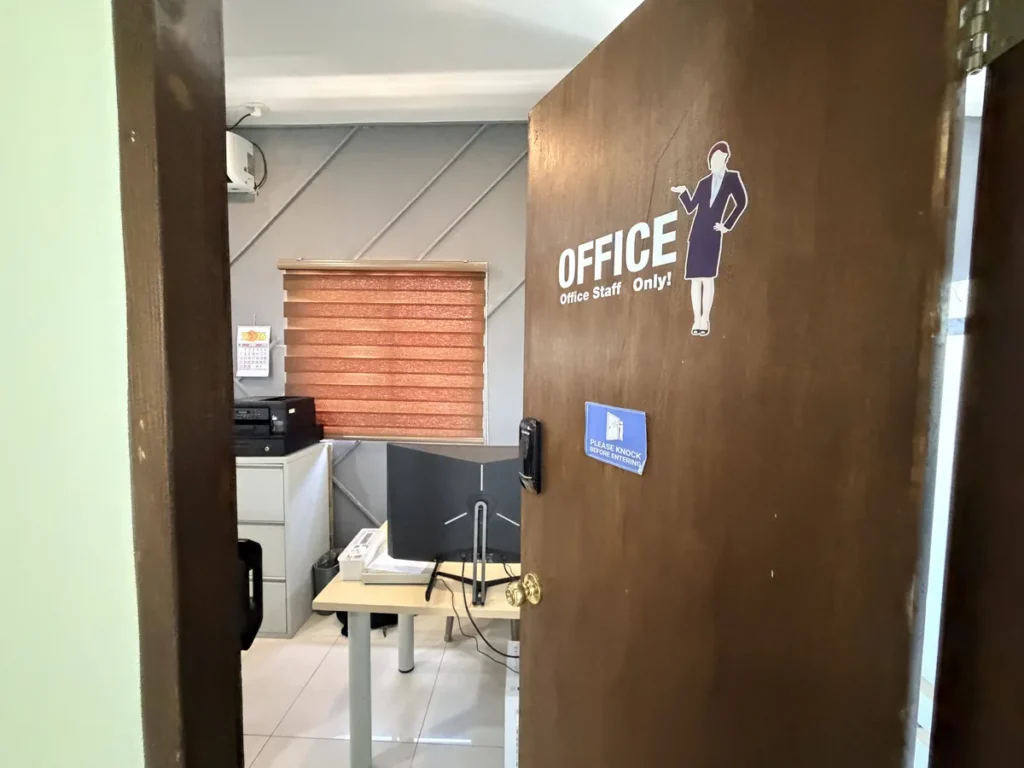 필리핀 세부 EDUTALK어학원 오피스 안내 표시가 붙은 사무실 입구문