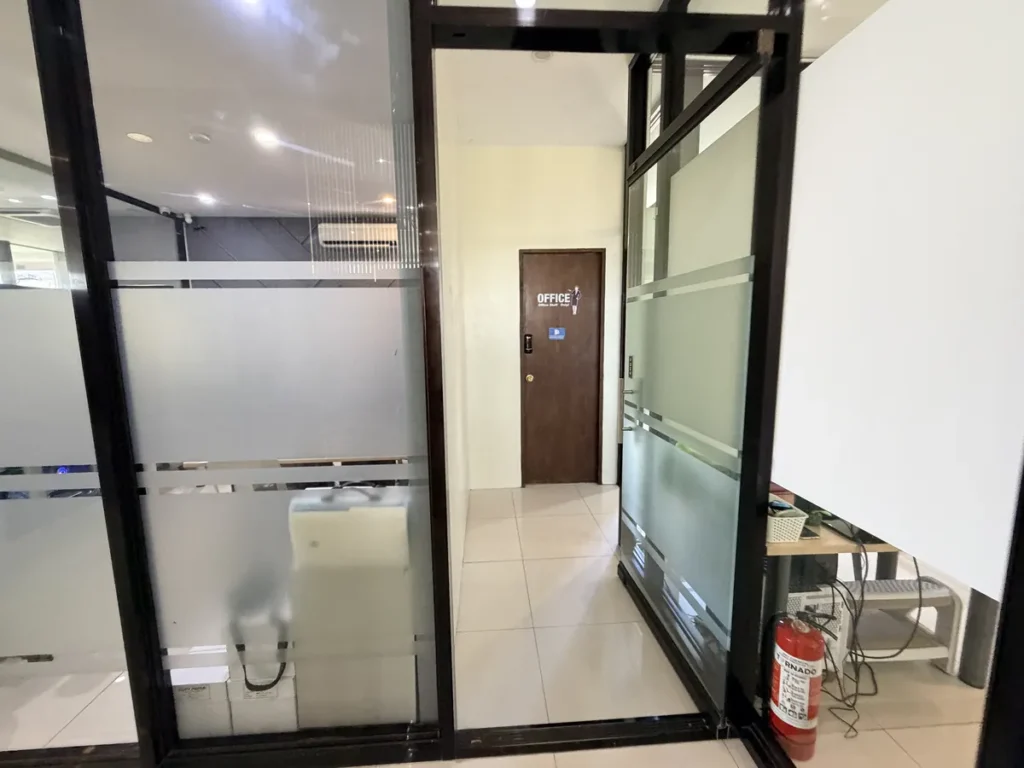 필리핀 세부 EDUTALK어학원 유리문 너머 오피스로 이어지는 복도
