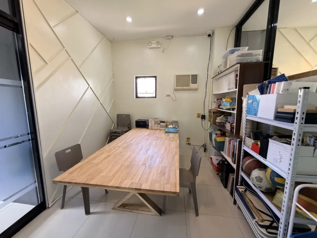 필리핀 세부 EDUTALK어학원 오피스 원목 테이블과 자료 선반이 있는 사무실