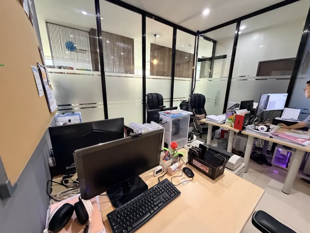 필리핀 세부 EDUTALK어학원 오피스 책상과 컴퓨터가 늘어선 직원 사무실