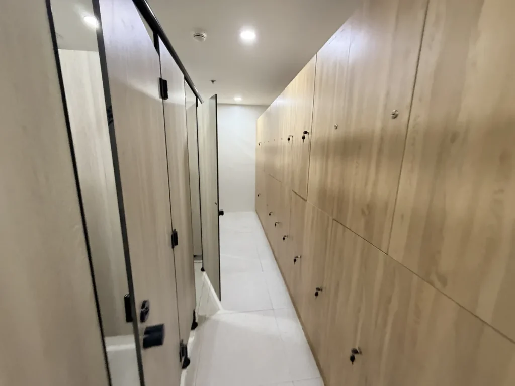 필리핀 세부 EDUTALK어학원 헬스장 화장실 칸막이와 우드 사물함