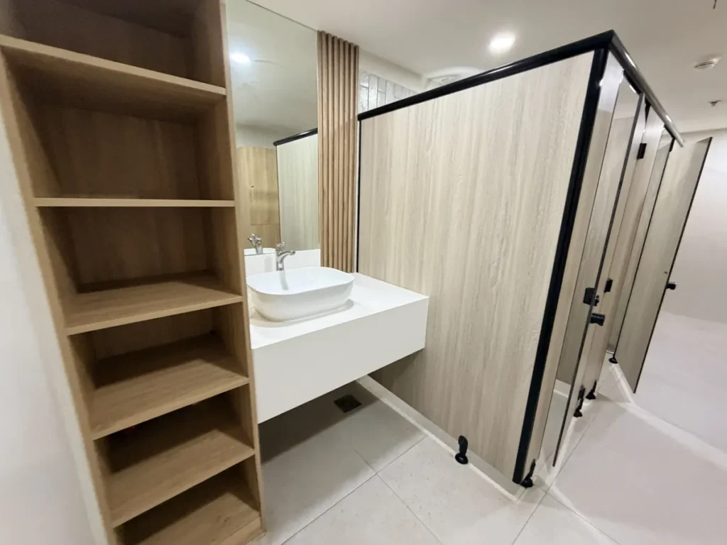필리핀 세부 EDUTALK어학원 헬스장 세면대와 우드 선반 파우더룸