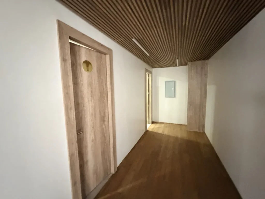 필리핀 세부 EDUTALK어학원 헬스장으로 이어지는 우드톤 복도