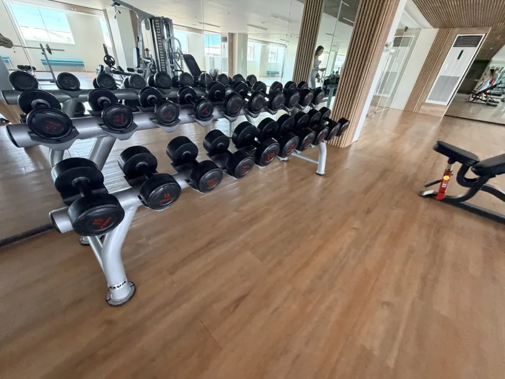 필리핀 세부 EDUTALK어학원 헬스장 거치대에 정렬된 덤벨 세트