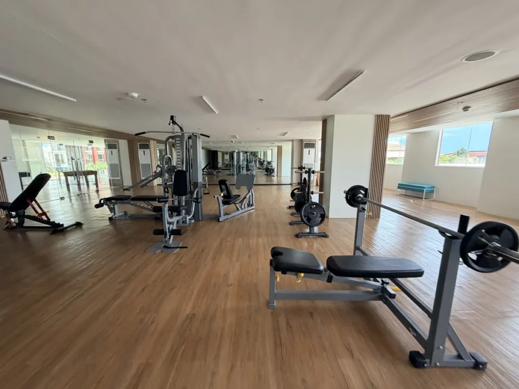 필리핀 세부 EDUTALK어학원 헬스장 머신과 벤치프레스가 놓인 전경