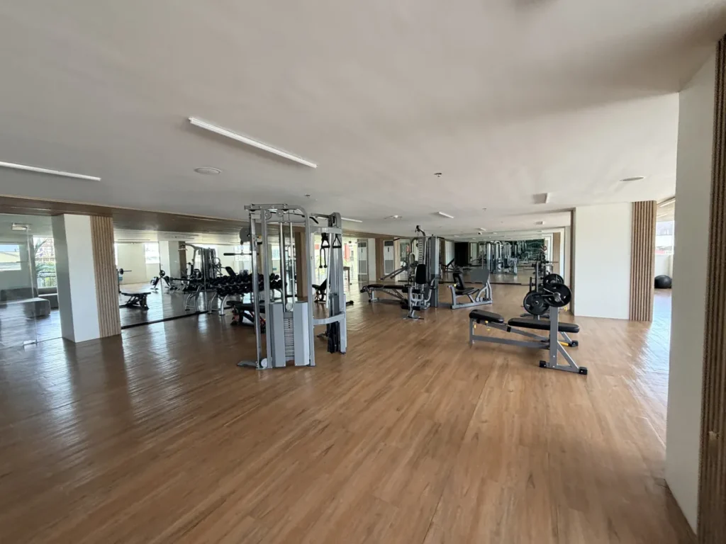 필리핀 세부 EDUTALK어학원 헬스장 넓은 우드 바닥 운동 공간